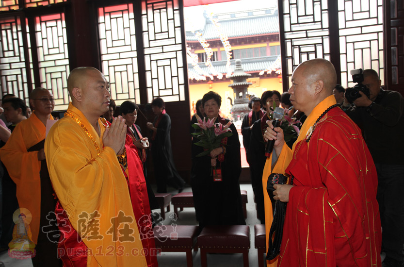 镇江金焦二山方丈心澄大和尚于大雄宝殿为续建法师送位(图片来源:菩萨