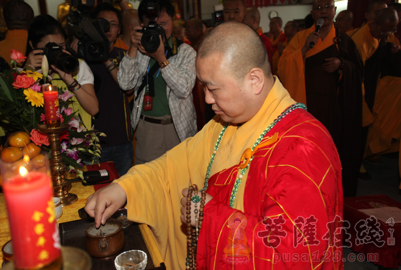觉醒大和尚拈香(图片来源:菩萨在线 摄影:妙静)