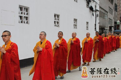 到观音殿念诵佛号(图片来源:菩萨在线 摄影:妙雨)