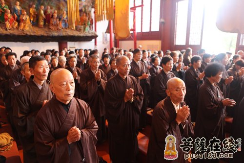 诚心礼佛(照片来源:菩萨在线 摄影:妙雨)
