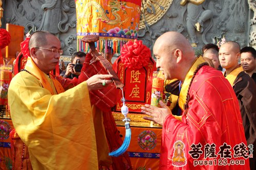 湖北省佛教协会副会长,武汉归元寺方丈隆印大和尚授拂尘(图片来源