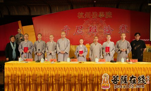 纪佩珍老师、柳天暘老师为获得“最佳团队”的选手颁奖