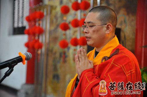 庆妙法师为大众授三皈依
