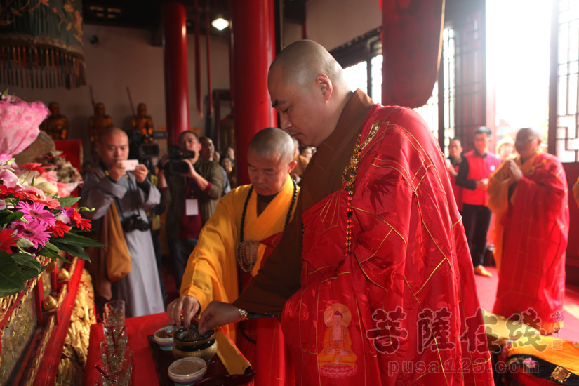                法禅大和尚(右)