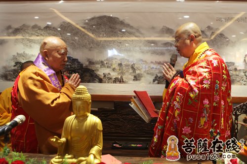 中国佛教协会会长传印长老为正慈大和尚送座(图片来源:菩萨在线 摄影