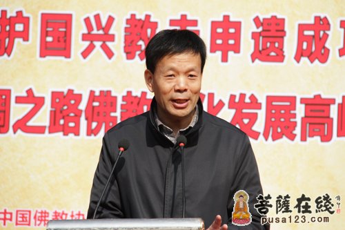 西北大学佛学研究所所长、宗教文化专业博士生导师、中国佛学院普陀山学院客座教授李利安主持论坛（图片来源：菩萨在线 摄影：妙音）