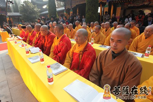 活动现场，第一排入座诸多大和尚（图片来源：菩萨在线 摄影：妙音）
