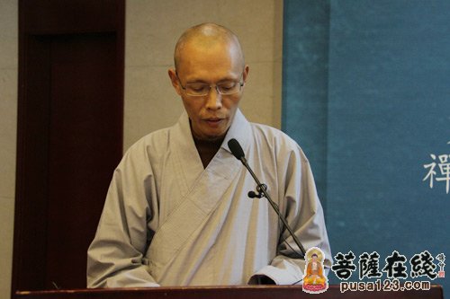 河北省佛教协会副会长明影法师主持开幕仪式（图片来源：菩萨在线 摄影：妙甜）