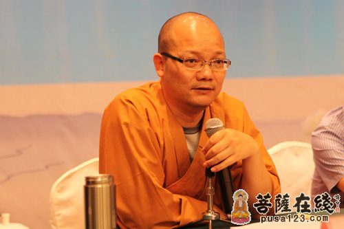 青神德云寺住持宽江法师主持开幕式并代表主办方对大家到来表示热烈的欢迎 （图片来源：菩萨在线 摄影：妙雨）