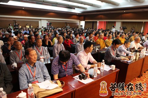 论坛主题发言报告现场（图片来源：菩萨在线 摄影：妙雨）
