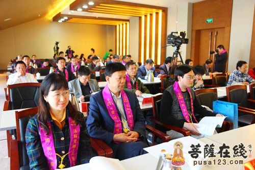 专心听讲（图片来源：菩萨在线 摄影：妙雨）
