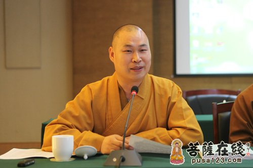 基调会由中国佛教协会国际部主任、中国佛教协会新闻发言人普正法师主持 （图片来源：菩萨在线 摄影：妙雨）