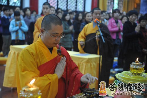 庆妙法师为信众传皈依