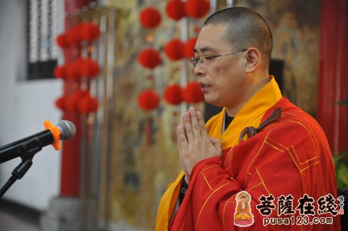 庆妙法师为信众传皈依