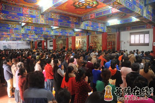 498名善信在庄严的道场中 跟随法师忏悔 发愿 受皈依