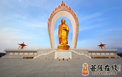 大佛台上慈悲庄严的阿弥陀佛