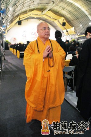 法鼓山方丈和尚果东法师鼓励大众转念人生将会更开阔--