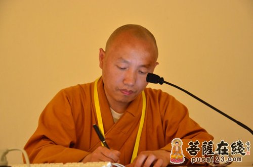 悟光法师认真记录
