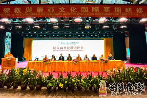 讲演由八位教授、法师作主题演讲 授课由三位英美大学教授为研究生们上课