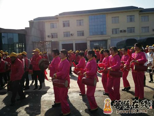 由福建信众组成的腰鼓队