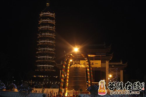 上海东海观音寺举行2015年元旦迎新祈福慈善撞钟吉祥法会（图片来源：菩萨在线 摄影：妙梵）