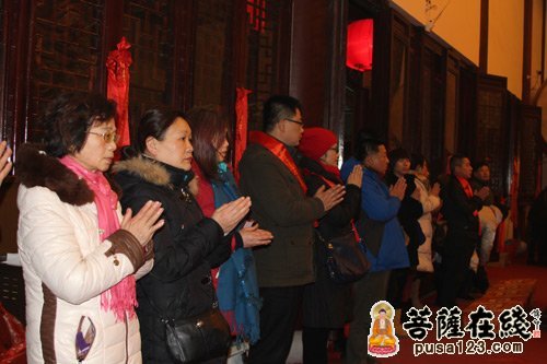 参加法会的信众（图片来源：菩萨在线 摄影：妙梵）