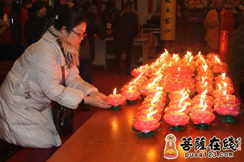 安放新年祈愿灯（图片来源：菩萨在线 摄影：妙梵）
