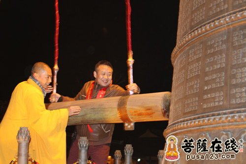 信众叩响“慈慧钟”（图片来源：菩萨在线 摄影：妙梵）