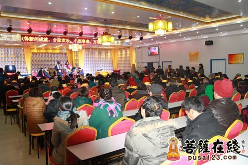 扬州龙竿寺举行迎新年庆元旦撞钟传灯祈福慈善晚会（图片来源：菩萨在线 摄影：慧源）