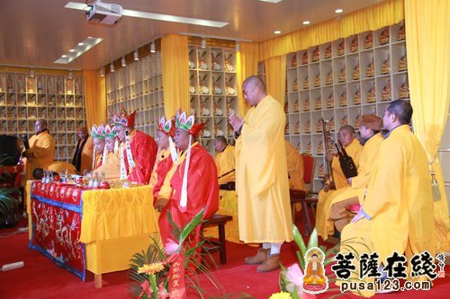 龙竿寺两序大众为大家带来精彩的节目（图片来源：菩萨在线 摄影：慧源）