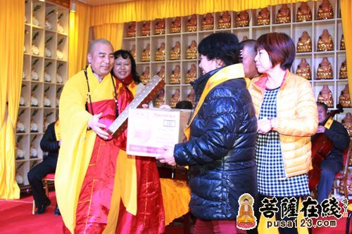 果成大和尚颁发一等奖（图片来源：菩萨在线 摄影：慧源）