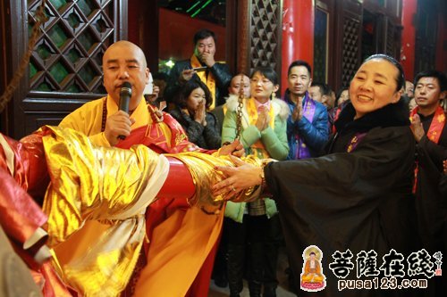  洒净（图片来源：菩萨在线 摄影：慧源）