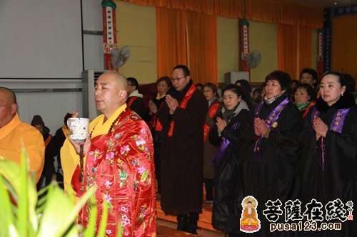 撞钟仪式（图片来源：菩萨在线 摄影：慧源）