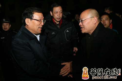 光泉大和尚与张鸿铭市长亲切握手