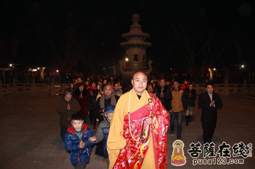 大雄宝殿内举行了新年祈福法会