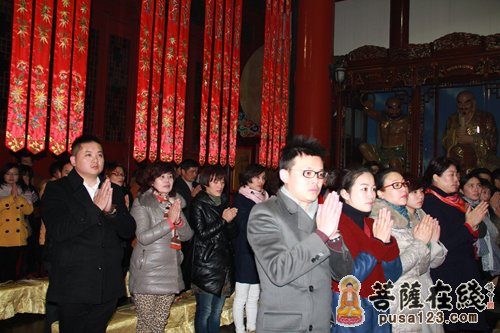 在场全体善信居士双手合十 虔诚礼拜
