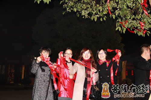 在安康寺多功能厅举行了盛大的迎新年晚会