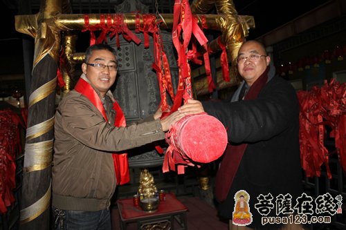 慧泽法师带领信众敲响新年的钟声