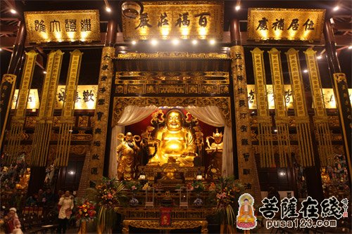  弥勒道场，迎新春，祈和平，撞智钟，升慧灯（图片来源：菩萨在线 摄影：妙善）