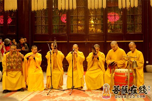 雪窦山梵乐团法师演奏《秘磨岩》（图片来源：菩萨在线 摄影：妙若）