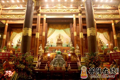 雪窦寺法师率两序大众及护法檀越在摩尼宝殿举行新年祈福撞钟法会（图片来源：菩萨在线 摄影：妙若）