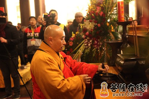  主法法师拈香 （图片来源：菩萨在线 摄影：妙善）