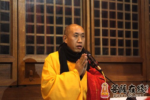  怡藏大和尚发表新年祝辞（图片来源：菩萨在线 摄影：妙善）