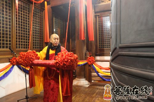 怡藏大和尚敲响消除烦恼、迎来吉祥的第一响钟声（图片来源：菩萨在线 摄影：妙若） 