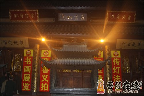 上海西林禅寺举行元旦撞钟、慈善义拍、书画展览、传灯法会（图片来源：菩萨在线 摄影：妙然）
