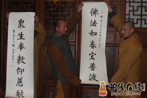  百岁老人顾振乐书法对联“佛法如春宏普渡、众生奉教仰慈航”（图片来源：菩萨在线 摄影：妙然）