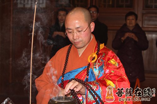 悟端大和尚拈香（图片来源：菩萨在线 摄影：妙然）