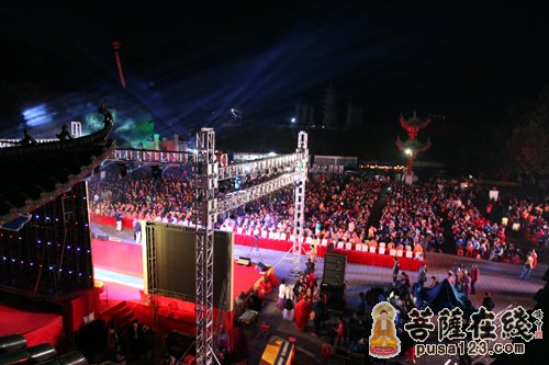 六祖寺盛大举行2015元旦祈福大典（图片来源：菩萨在线 摄影：妙雨）