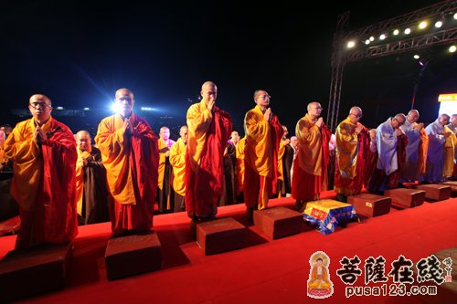 六祖寺2015元旦祈福法会（图片来源：菩萨在线 摄影：妙雨）