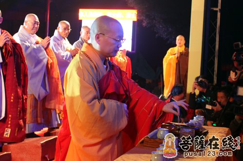 广东省佛教协会副会长、四会六祖寺方丈大愿大和尚拈香礼佛（图片来源：菩萨在线 摄影：妙雨）